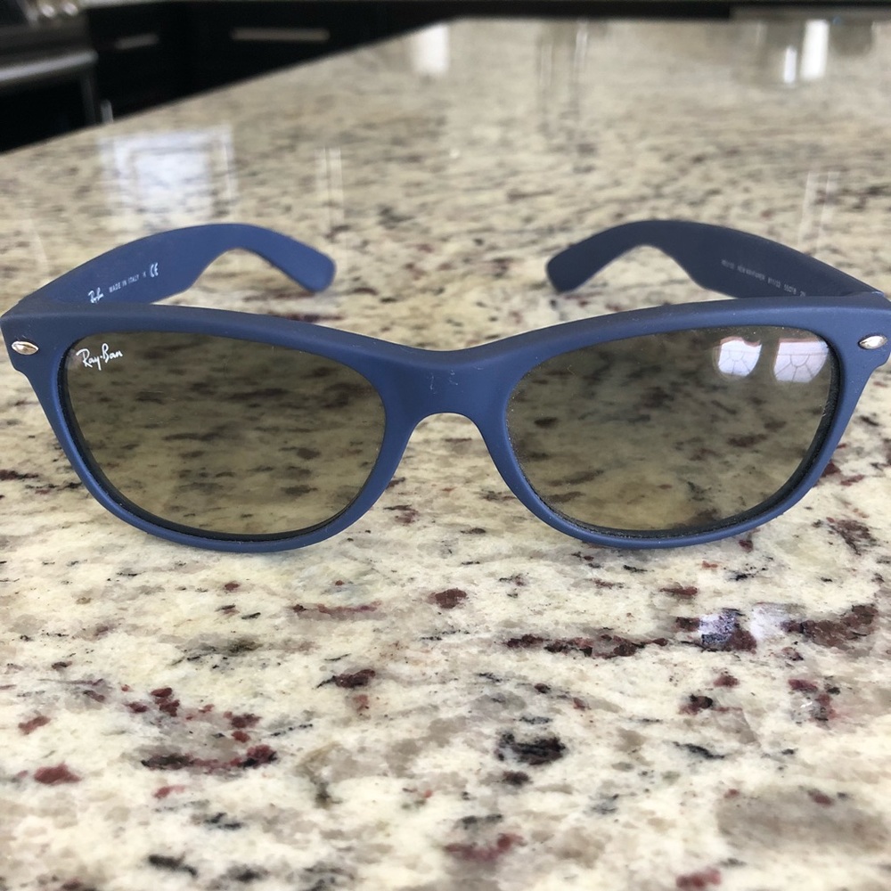 BLUE RAYBAN SUN GLASSES